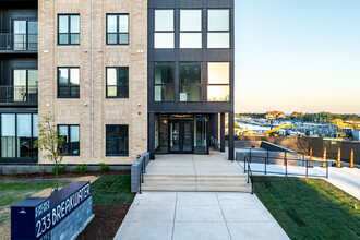 Breakwater 233 in Racine, WI - Foto de edificio - Building Photo