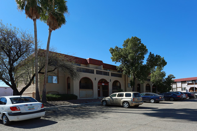 Barcelona Manor Condominiums in Tucson, AZ - Building Photo - Building Photo
