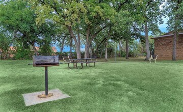 5501 Adams Dr, Unit 304 in Haltom City, TX - Building Photo - Building Photo