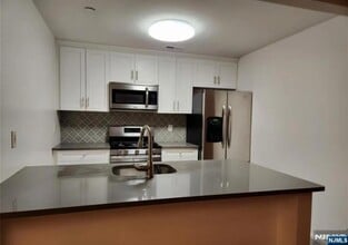 28 Cliff Dr in Englewood, NJ - Building Photo - Building Photo