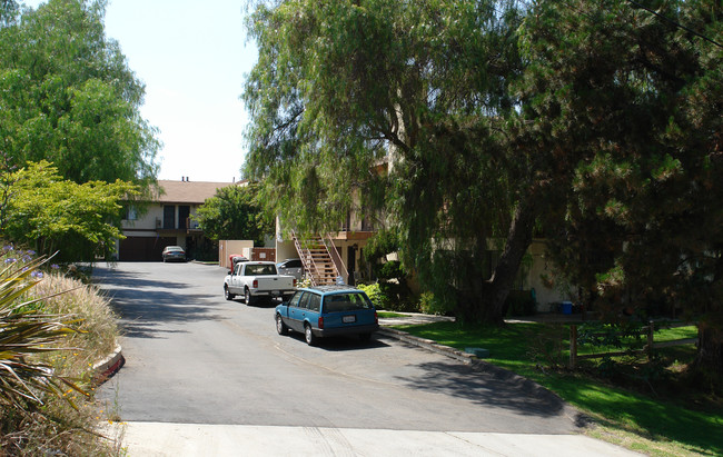 323-325 Amber Ln in Vista, CA - Building Photo - Building Photo