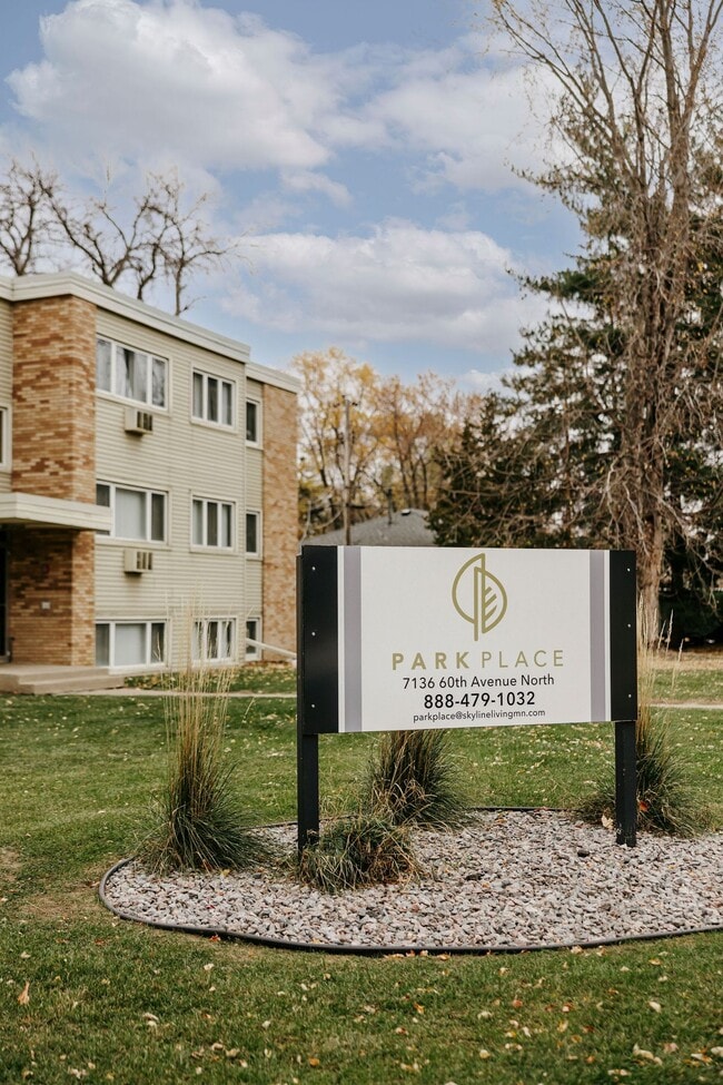 Park Place off Broadway in New Hope, MN - Foto de edificio - Building Photo