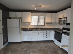 137 Walnut Ct in Lake Ozark, MO - Foto de edificio - Building Photo