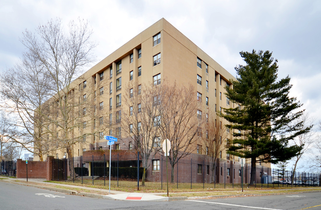 Twin Tower Apartment in Bridgeport, CT - Building Photo