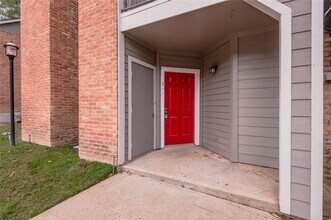 2402 Sycamore Ave in Huntsville, TX - Foto de edificio - Building Photo