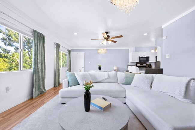 12801 Moorpark St, Unit 308 in Studio City, CA - Foto de edificio - Building Photo