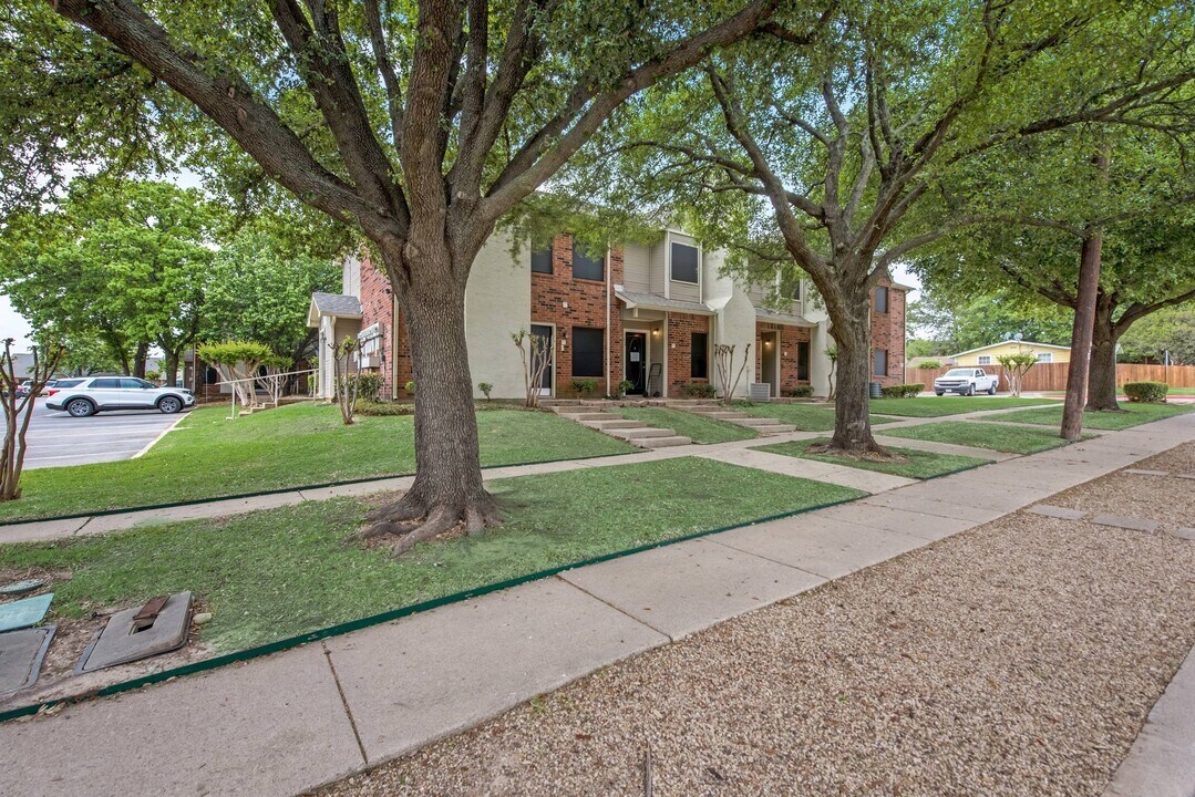 Evergreen Condominiums in Irving, TX - Building Photo