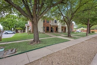 Evergreen Condominiums in Irving, TX - Foto de edificio - Building Photo