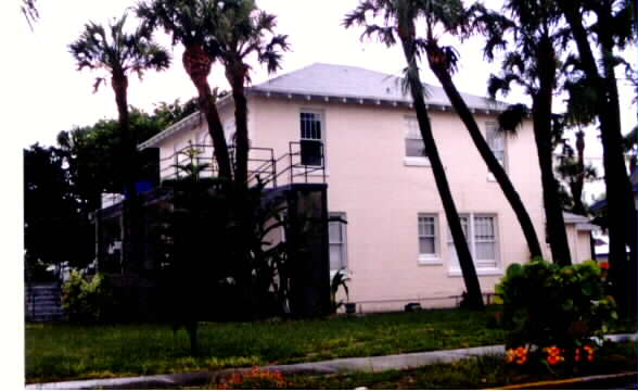 608 Pass A Grille Way in St. Petersburg, FL - Foto de edificio
