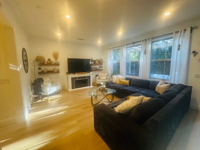 113 Churchill in Irvine, CA - Foto de edificio - Building Photo