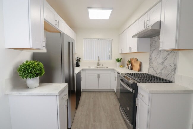 Fantastic gated 71 units building complex in Encino, CA - Building Photo - Building Photo