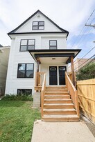 2342 N Lawndale Ave in Chicago, IL - Building Photo