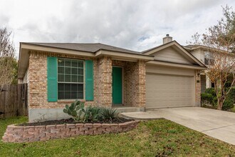 2476 Medina Dr in New Braunfels, TX - Foto de edificio - Building Photo