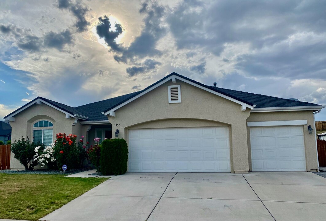 1955 Lenticular Dr in Spanish Springs, NV - Foto de edificio