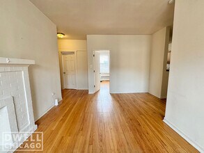 727 W Roscoe St, Unit 2 in Chicago, IL - Building Photo - Building Photo
