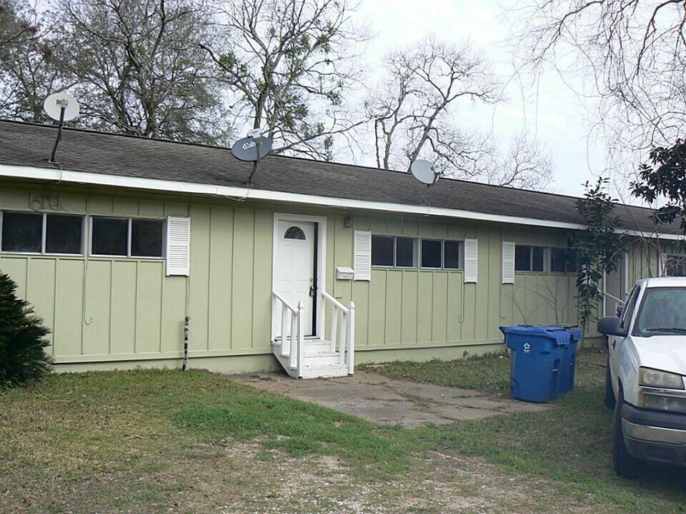 2217 Leaman Ave-Unit -2 in Rosenberg, TX - Building Photo