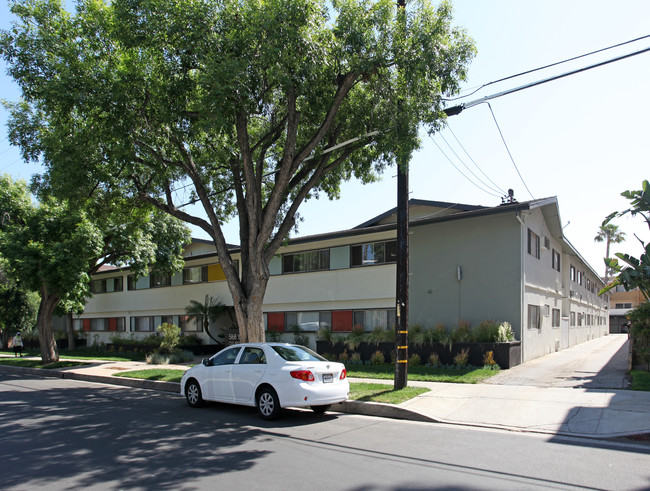 Yarmouth Apartments in Encino, CA - Foto de edificio - Building Photo