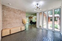 15 Saddlebrook Ln in Houston, TX - Building Photo - Building Photo