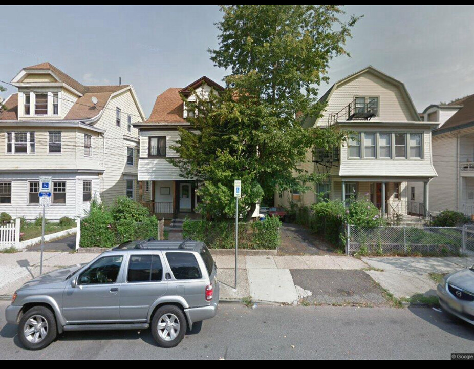 38 Farley Ave in Newark, NJ - Building Photo