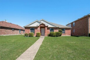 1217 Spring Water Dr in Lancaster, TX - Building Photo