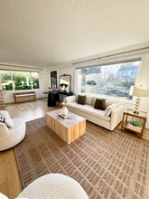 8018 28th Ave NW in Seattle, WA - Foto de edificio - Building Photo