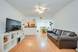 4327 Holland Ave in Dallas, TX - Building Photo - Building Photo