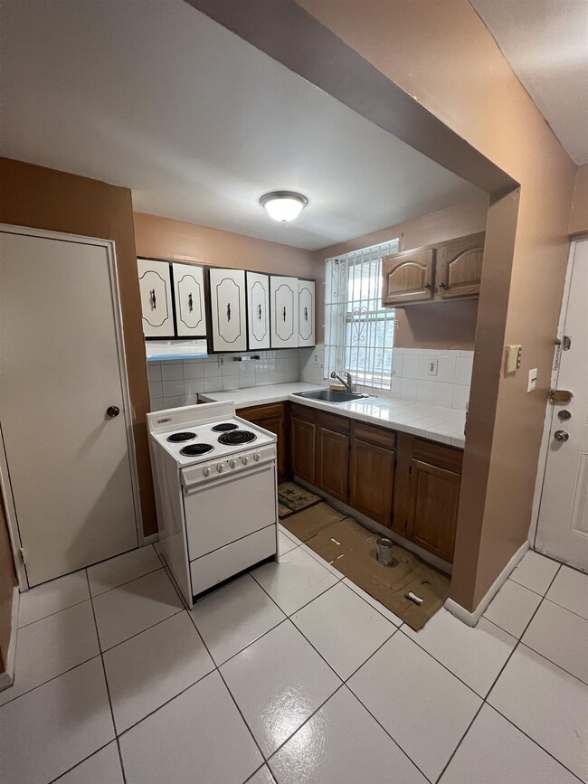 2613 Bergenline Ave-Unit -8 in Union City, NJ - Building Photo - Building Photo