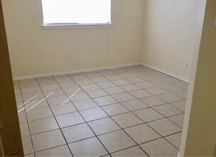 7533 Oak Chase in San Antonio, TX - Building Photo - Building Photo