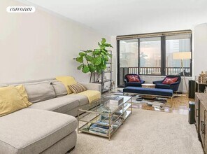 150 E 57th St in New York, NY - Building Photo - Building Photo