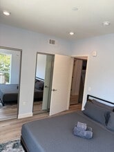 10739 Kling St, Unit 201 in North Hollywood, CA - Building Photo - Building Photo