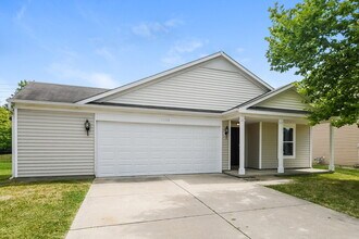 8039 Bach Dr in Indianapolis, IN - Foto de edificio - Building Photo