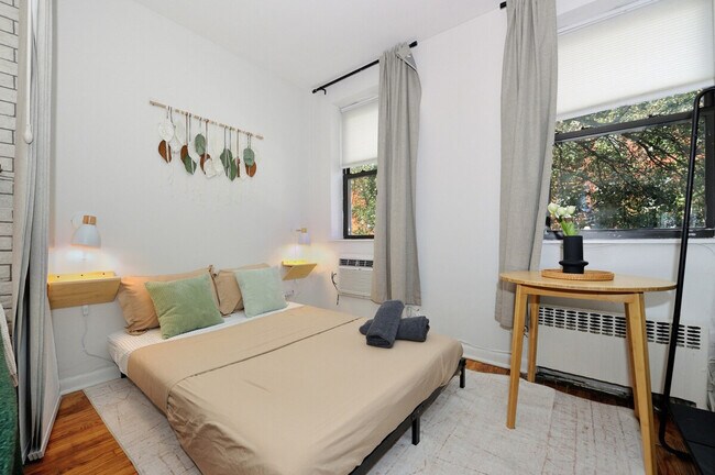 388 W 38th St in New York, NY - Building Photo - Building Photo