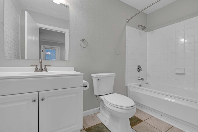 553 Blount Point Rd in Newport News, VA - Building Photo - Building Photo