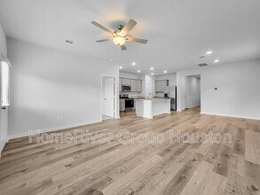 10750 Red Flagstone Dr in Cut And Shoot, TX - Foto de edificio - Building Photo