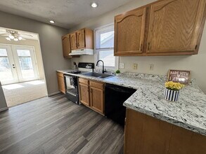 296 Wintergreen Dr in Chatham, IL - Foto de edificio - Building Photo