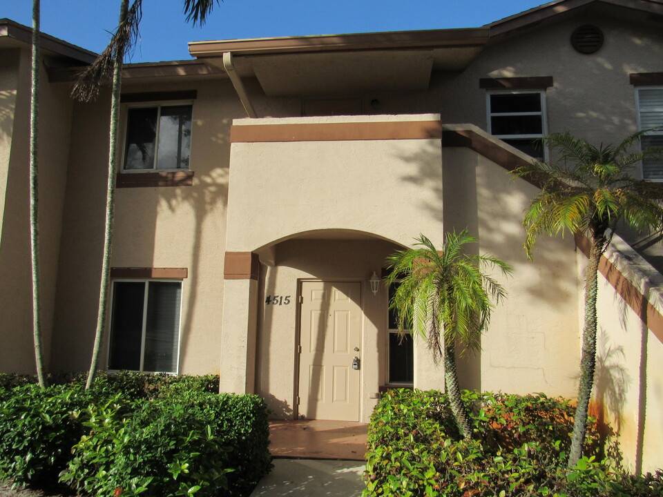 4515 Oak Terrace Dr in Greenacres, FL - Building Photo