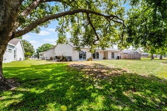 485 Lakeshore Dr in Lake Mary, FL - Foto de edificio - Building Photo