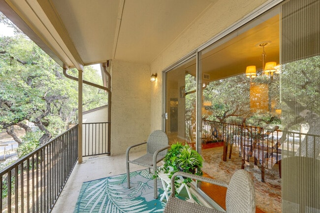 8702 Village Dr in San Antonio, TX - Building Photo - Building Photo