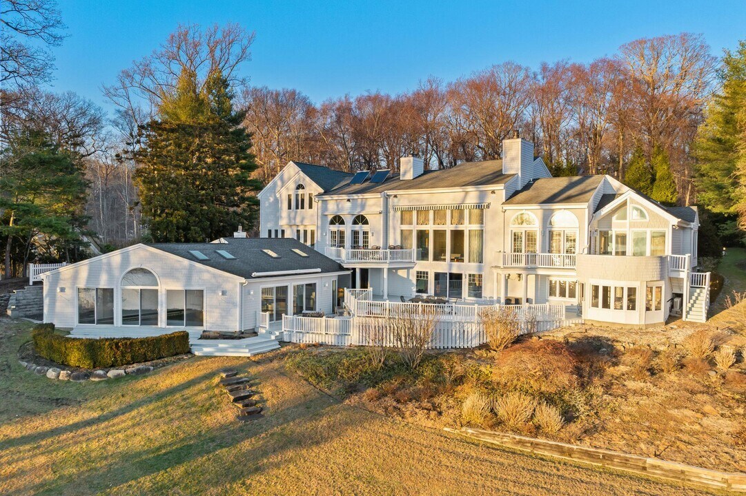 19 Mallard Dr in Lloyd Harbor, NY - Building Photo