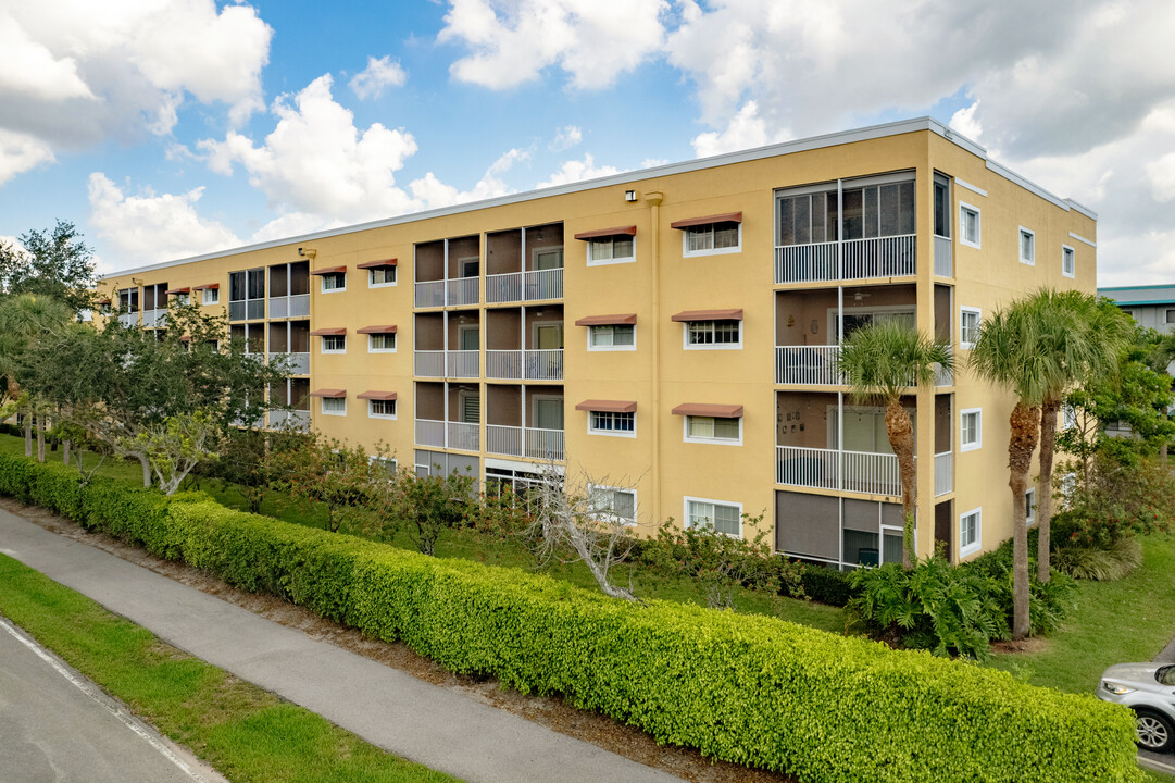 Fairway Club at Lucerne Pointe in Lake Worth, FL - Building Photo