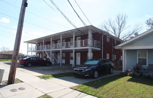 312 E Celestine St in Chalmette, LA - Foto de edificio - Building Photo