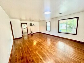 1109 Davis St in Taylor, TX - Building Photo - Building Photo