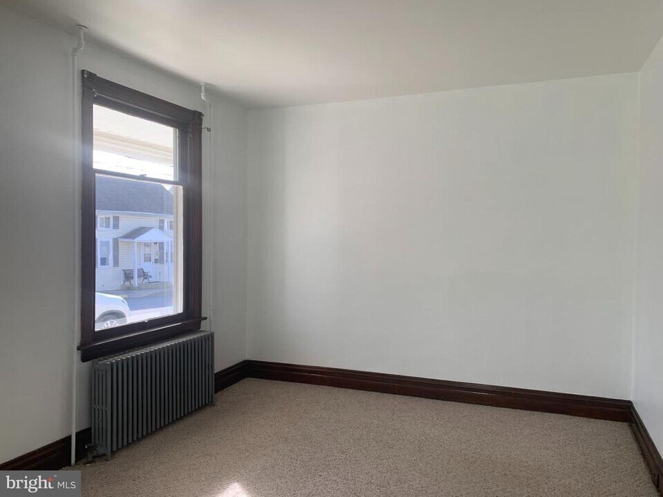 305 W North St in Waynesboro, PA - Building Photo