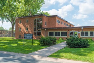 Plaza Apartments in St. Anthony, MN - Foto de edificio - Building Photo