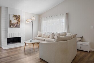 25435 Via Pacifica in Santa Clarita, CA - Foto de edificio - Building Photo