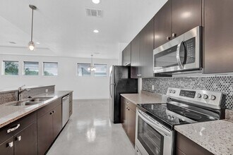 1105 Lois St in Kerrville, TX - Building Photo - Building Photo