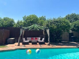 1914 E Spring Valley Rd in Richardson, TX - Building Photo