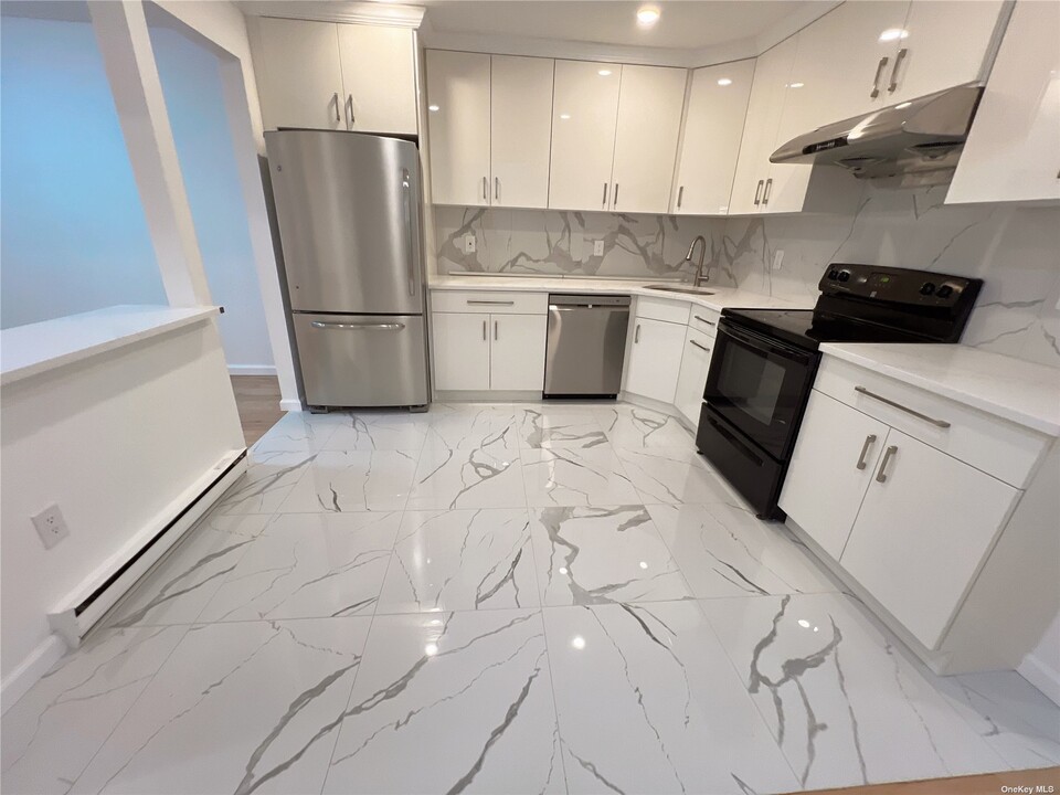 209-28 23rd Ave-Unit -3 in Queens, NY - Foto de edificio