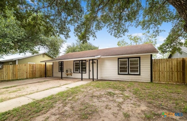 205 E Johnson St in Cuero, TX - Foto de edificio - Building Photo