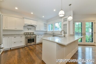 28 Sumner St-Unit -28 in Newton, MA - Building Photo - Building Photo